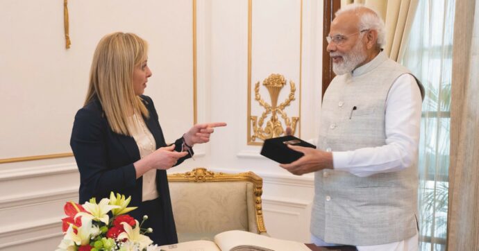 Dopo l’articolo del Fatto, Palazzo Chigi sospende l’asta dei doni della premier