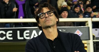 Copertina di Riunione di crisi, poi la conferma (a tempo) di Vanoli: la Fiorentina ora pensa a una figura forte in società