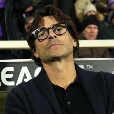 Copertina di Riunione di crisi, poi la conferma (a tempo) di Vanoli: la Fiorentina ora pensa a una figura forte in società