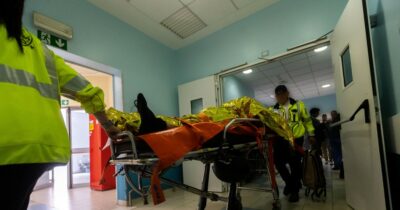 Copertina di Fa un incidente e poi si aggrappa all’altra auto per non farla fuggire: grave un 30enne