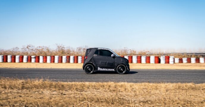 Smart #2, i test su strada entrano nel vivo. Ecco i primi prototipi camuffati – FOTO