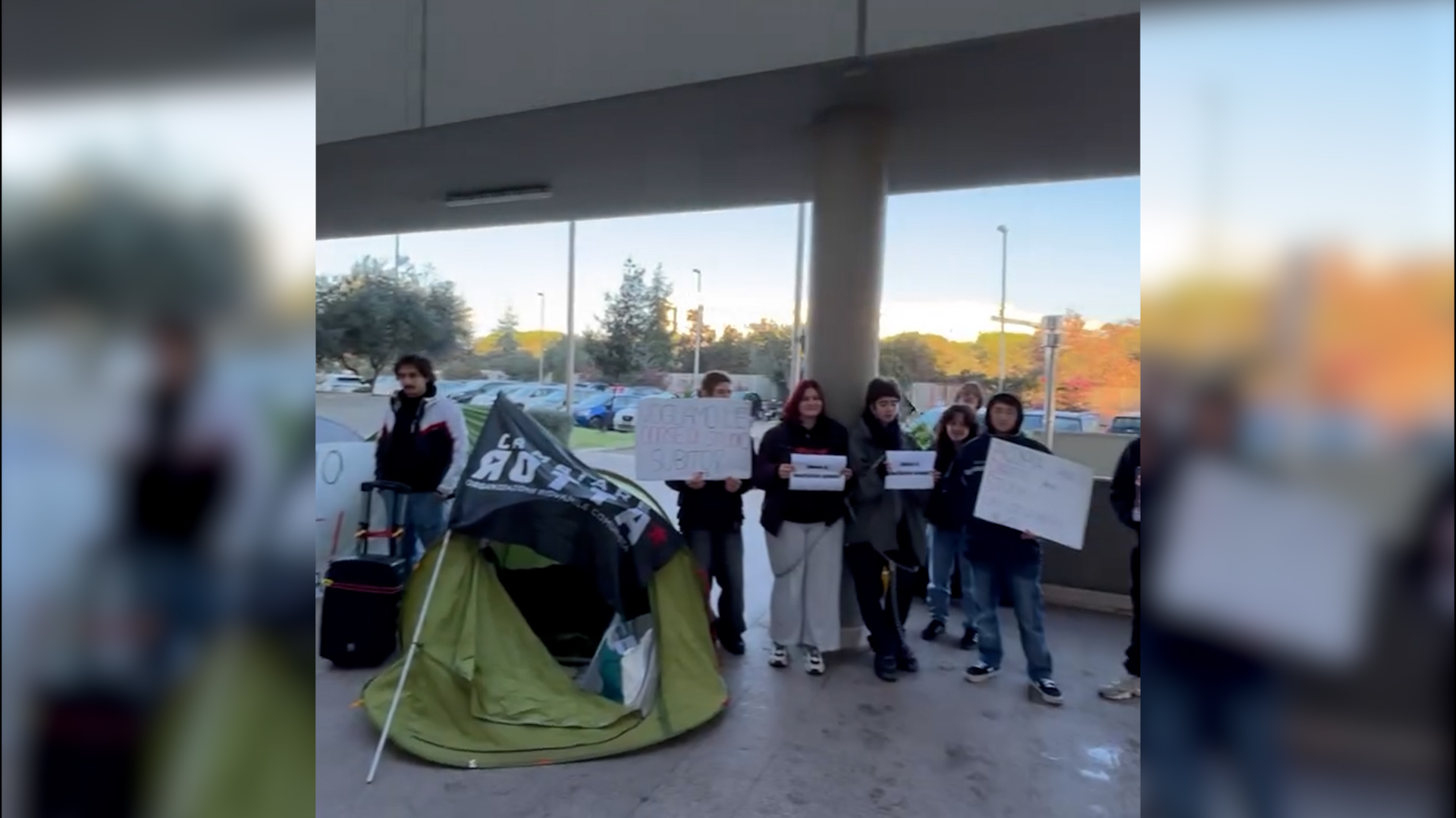 universitari incatenati a bari ritardo nell8217erogazione delle borse di studio l8217azione di cambiare rotta da Ilfattoquotidiano.it universitari incatenati a bari ritardo nell8217erogazione delle borse di studio l8217azione di cambiare rotta