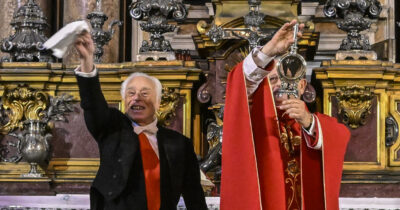 Copertina di Il miracolo è avvenuto, il sangue di San Gennaro si è sciolto: le immagini della liquefazione