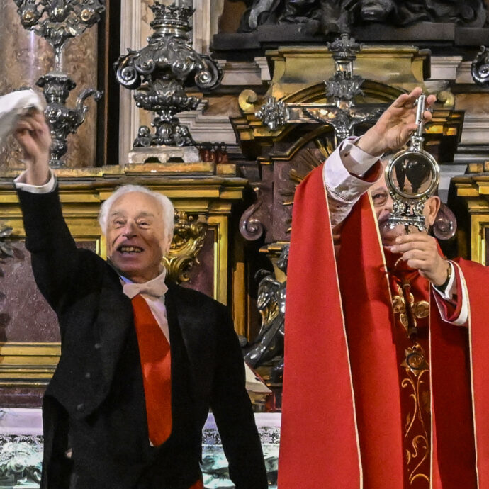 Il miracolo è avvenuto, il sangue di San Gennaro si è sciolto: le immagini della liquefazione