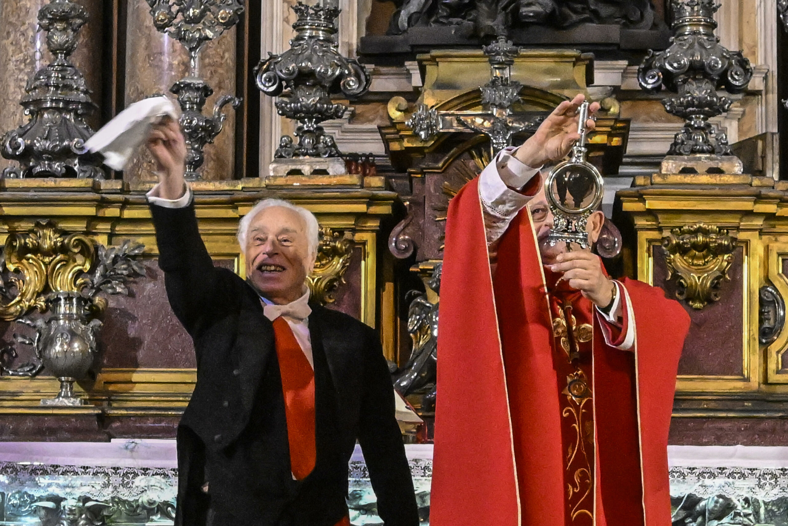 il miracolo 232 avvenuto il sangue di san gennaro si 232 sciolto le immagini della liquefazione da Ilfattoquotidiano.it il miracolo 232 avvenuto il sangue di san gennaro si 232 sciolto le immagini della liquefazione
