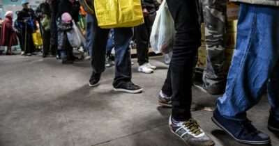 Copertina di Caritas Torino, l’allarme per il crollo delle donazioni: “Chi aiutava non riesce più a farlo. Il 30% di chi si rivolge a noi lavora”