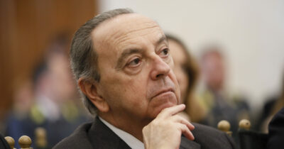 Copertina di Caso Almasri, il Csm archivia la pratica contro Lo Voi: “Nessuna anomalia nell’iscrizione di Meloni e dei ministri”