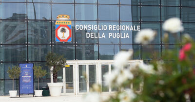 Copertina di Via libera al salario minimo negli appalti in Puglia. La Consulta respinge il ricorso del governo Meloni contro la Regione