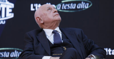 Copertina di Traffico di influenze, la Consulta “salva” la legge Nordio. Ma avverte: “Fatti gravi impuniti, serve normativa sulle lobby”