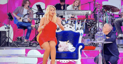 Copertina di “Lo sapevi già, io non ho deciso niente, sei una bugiarda”, “Non te lo permetto, sei un falso”: ancora scintille tra Valeria Marini e Pierluigi Diaco