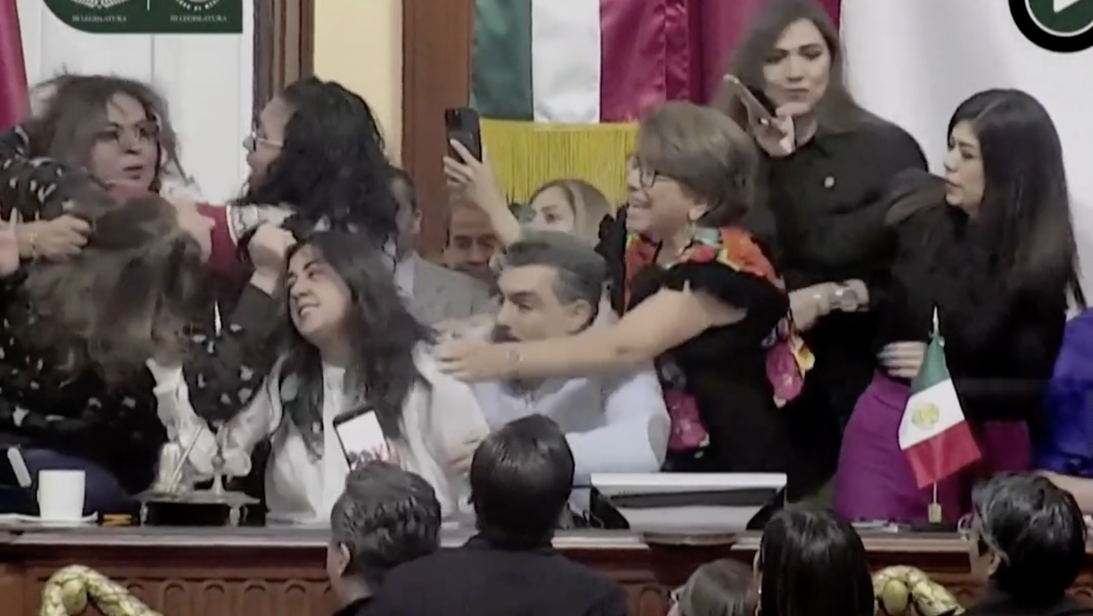 Copertina di Rissa tra deputate al Congresso di Città del Messico: le parlamentari si azzuffano sulla riforma della trasparenza