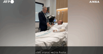 Copertina di Strage di Bondi Beach, il primo ministro australiano incontra in ospedale l’uomo che ha disarmato uno dei due killer – Video