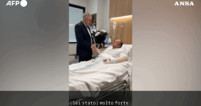 Copertina di Strage di Bondi Beach, il primo ministro australiano incontra in ospedale l’uomo che ha disarmato uno dei due killer – Video