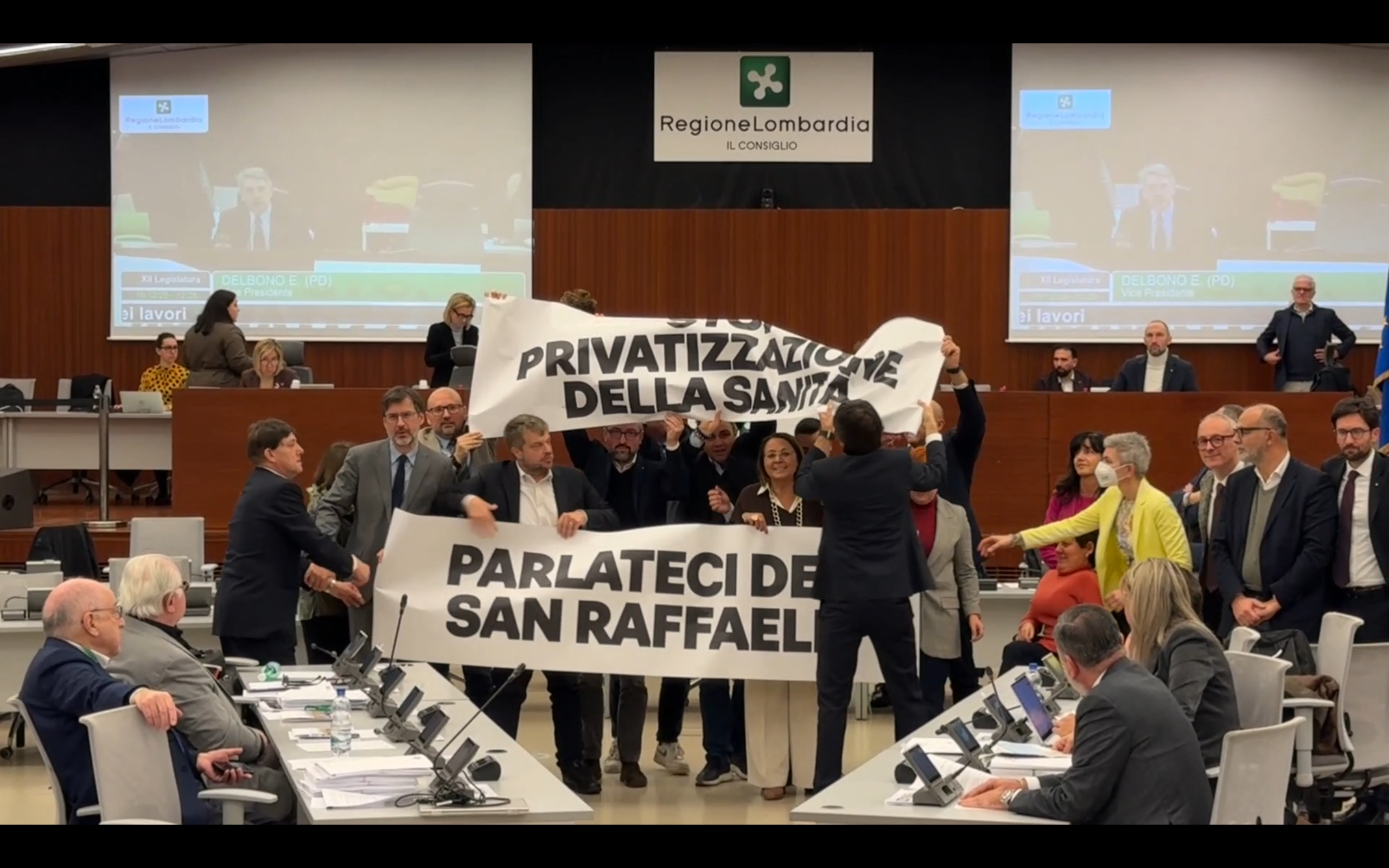 parlateci del san raffaele la protesta delle opposizioni in regione lombardia contro la privatizzazione nella sanit224 8211 video da Ilfattoquotidiano.it parlateci del san raffaele la protesta delle opposizioni in regione lombardia contro la privatizzazione nella sanit224 8211 video