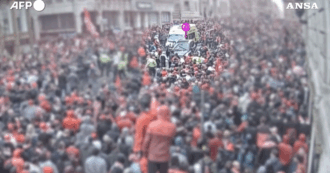 Copertina di Travolse e ferì con l’auto oltre cento tifosi del Liverpool in festa: condannato a 21 anni di carcere. Il video dell’incidente