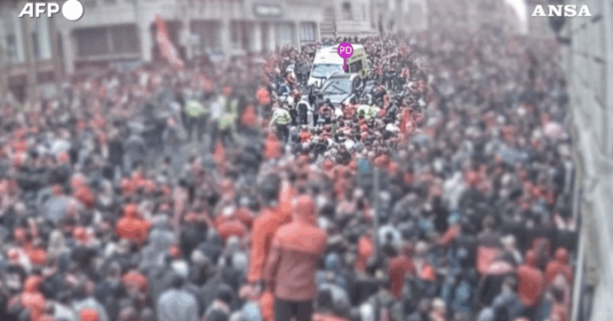 Travolse e ferì con l’auto oltre cento tifosi del Liverpool in festa: condannato a 21 anni di carcere. Il video dell’incidente