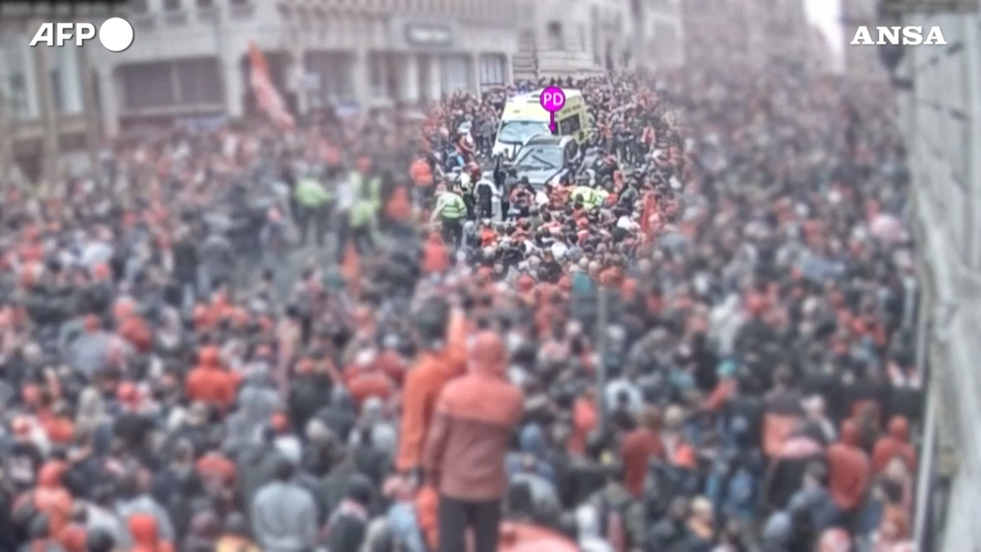 travolse e fer236 con l8217auto oltre cento tifosi del liverpool in festa condannato a 21 anni di carcere il video dell8217incidente da Ilfattoquotidiano.it travolse e fer236 con l8217auto oltre cento tifosi del liverpool in festa condannato a 21 anni di carcere il video dell8217incidente