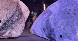 Copertina di Rocce giganti luminose in mezzo a Piazza Maggiore a Bologna: stupore dei cittadini e scatta qualche protesta. Ecco cosa sono (c’entra l’arte) – IL VIDEO