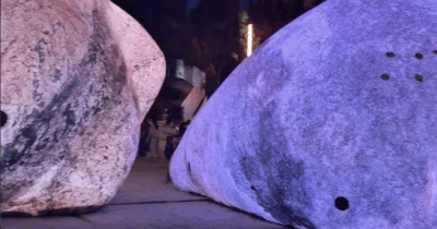 Copertina di Rocce giganti luminose in mezzo a Piazza Maggiore a Bologna: stupore dei cittadini e scatta qualche protesta. Ecco cosa sono (c’entra l’arte) – IL VIDEO