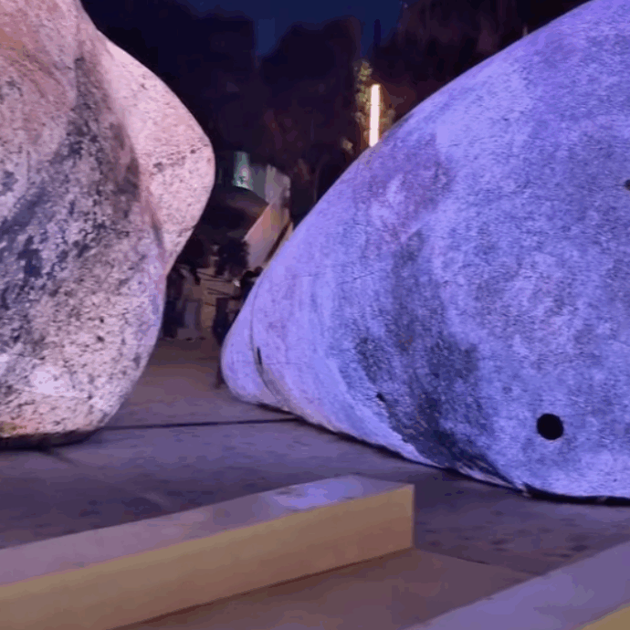 Rocce giganti luminose in mezzo a Piazza Maggiore a Bologna: stupore dei cittadini e scatta qualche protesta. Ecco cosa sono (c’entra l’arte) – IL VIDEO