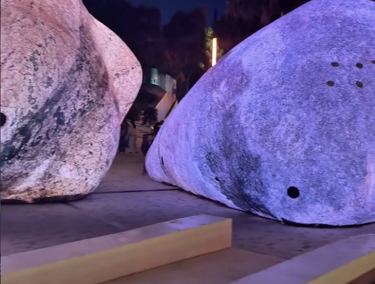 rocce giganti luminose in mezzo a piazza maggiore a bologna stupore dei cittadini e scatta qualche protesta ecco cosa sono c8217entra l8217arte 8211 il video da Ilfattoquotidiano.it rocce giganti luminose in mezzo a piazza maggiore a bologna stupore dei cittadini e scatta qualche protesta ecco cosa sono c8217entra l8217arte 8211 il video