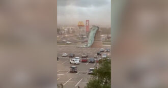 Copertina di Crolla la Statua della libertà (brasiliana): la riproduzione alta 40 metri cade sotto la forza del vento