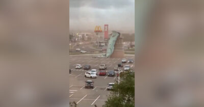 Copertina di Crolla la Statua della libertà (brasiliana): la riproduzione alta 40 metri cade sotto la forza del vento