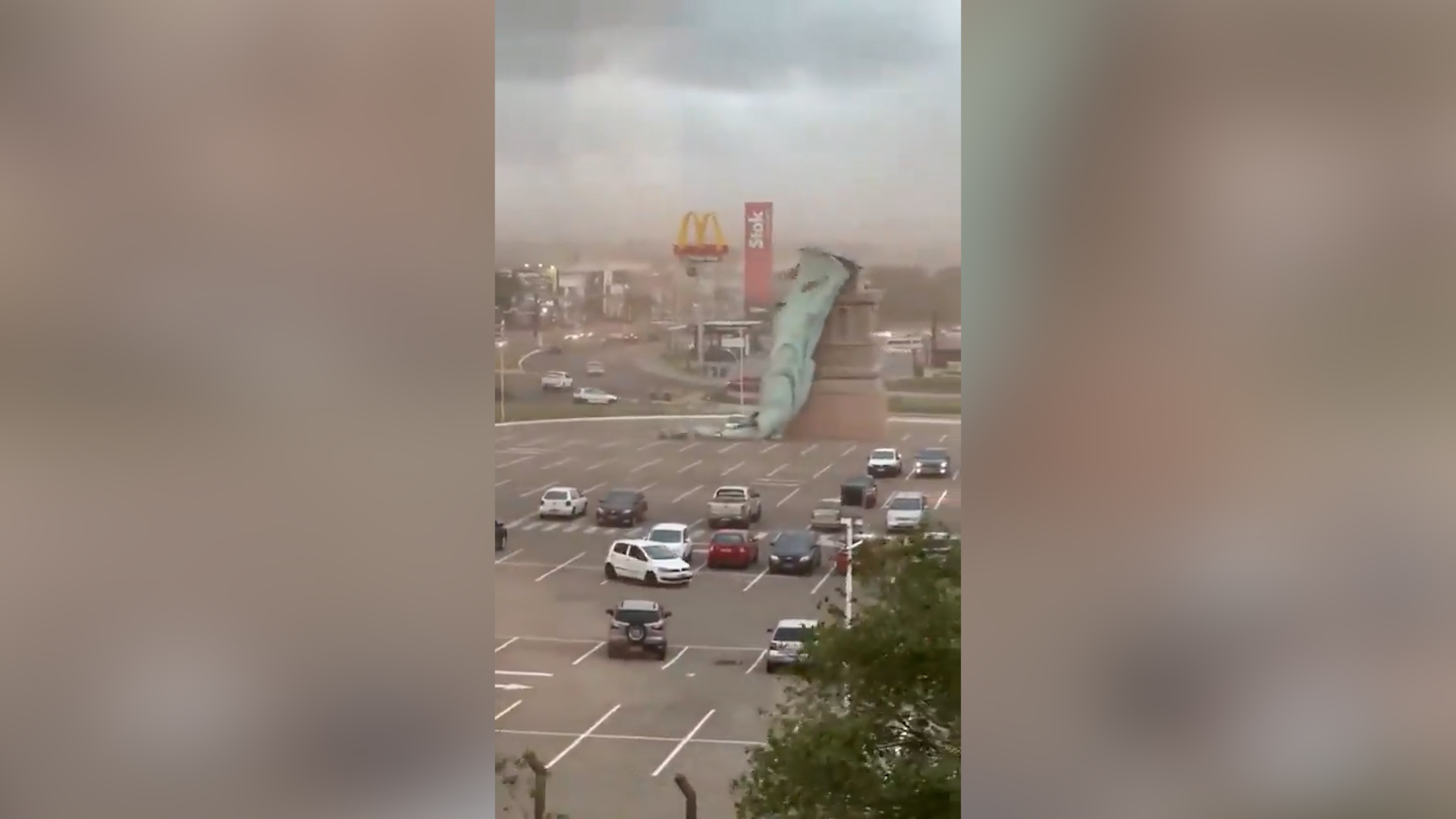 crolla la statua della libert224 brasiliana la riproduzione alta 40 metri cade sotto la forza del vento da Ilfattoquotidiano.it crolla la statua della libert224 brasiliana la riproduzione alta 40 metri cade sotto la forza del vento