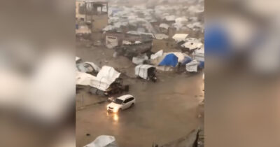 Copertina di Gaza, una nuova tempesta devasta le tende degli sfollati. Protezione civile palestinese: “Recuperati 45 corpi dalle macerie”