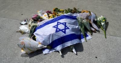 Copertina di Strage di Sydney, i killer erano stati nelle Filippine. Raccolti 1,6 milioni per il cittadino eroe. Uscito dal coma il terrorista ferito