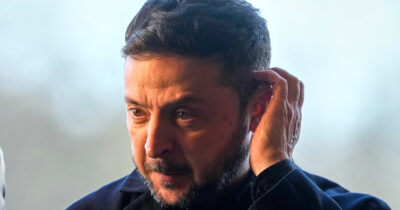 Copertina di Zelensky: "Il compromesso Usa sul Donbass non vuol dire sarà zona russa". Mosca chiude alle concessioni sui terrtitori, ma sostiene: "Siamo vicini a un accordo”