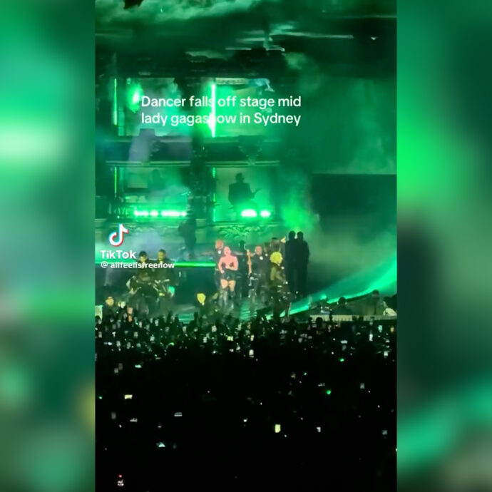 Ballerino scivola cade giù dal palco: paura al concerto di Lady Gaga che interrompe l’esibizione – Video