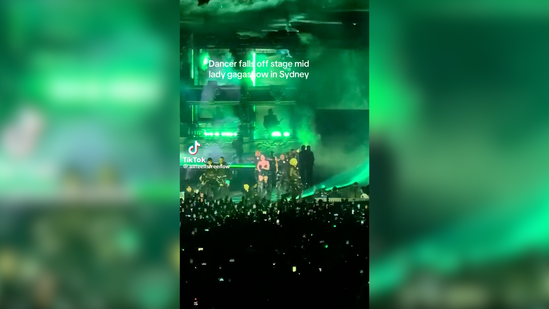 ballerino scivola cade gi249 dal palco paura al concerto di lady gaga che interrompe l8217esibizione 8211 video da Ilfattoquotidiano.it ballerino scivola cade gi249 dal palco paura al concerto di lady gaga che interrompe l8217esibizione 8211 video