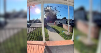 Copertina di Casa salta in aria improvvisamente e viene distrutta: la telecamera del campanello del vicino cattura il momento dell’esplosione – Video