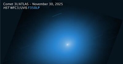 Copertina di La cometa 3I/ATLAS si avvicina alla Terra e ora è verde, l’anomalia dell’anti-coda stabile da 5 mesi