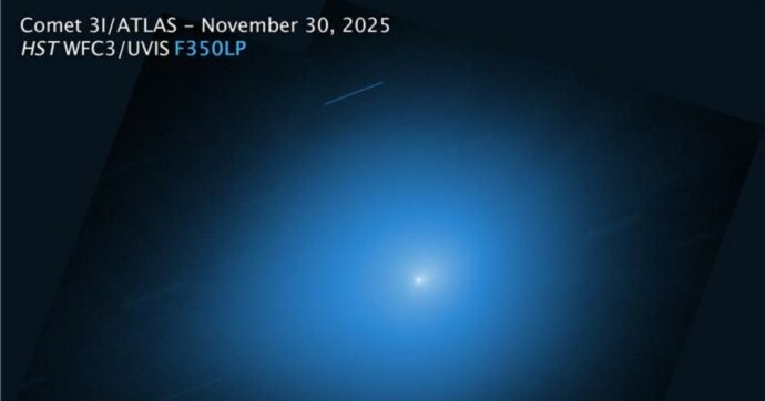 La cometa 3I/ATLAS si avvicina alla Terra e ora è verde, l’anomalia dell’anti-coda stabile da 5 mesi