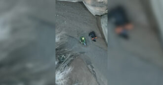 Copertina di Escursionista resta bloccato nelle sabbie mobili: il difficile salvataggio ripreso dal drone