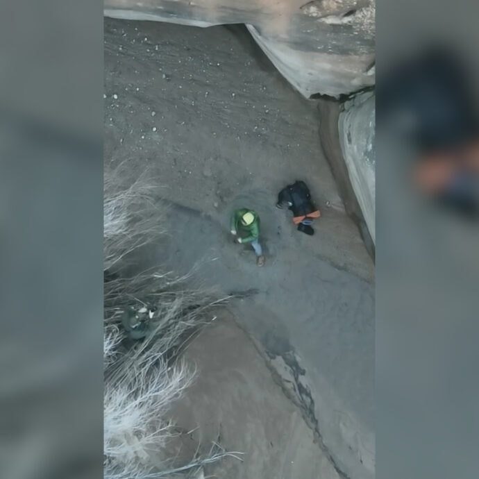 Escursionista resta bloccato nelle sabbie mobili: il difficile salvataggio ripreso dal drone