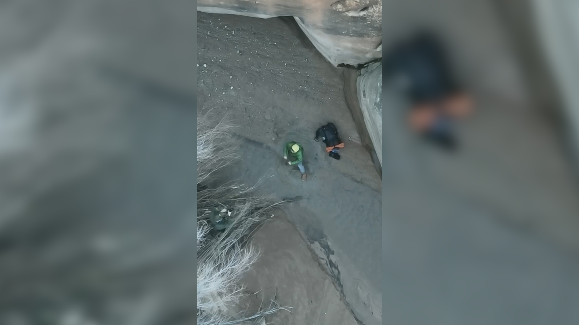 escursionista resta bloccato nelle sabbie mobili il difficile salvataggio ripreso dal drone da Ilfattoquotidiano.it escursionista resta bloccato nelle sabbie mobili il difficile salvataggio ripreso dal drone