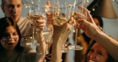 Copertina di Se un posto di lavoro è tossico, un brindisi di Natale non lo salverà