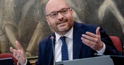 Copertina di Fontana e la battaglia contro l’abuso di decreti: “Presto un regolamento, tra alternative anche il voto a data certa”