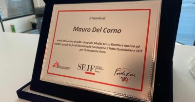 Copertina di In memoria di Mauro Del Corno la Fondazione Il Fatto Quotidiano ha raccolto 89mila euro per Msf a Gaza: la consegna della targa ai familiari del nostro collega