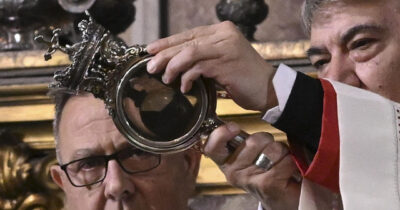 Copertina di Terzo miracolo di San Gennaro in un anno. Fedeli e turisti esultano davanti all’ampolla contente le reliquie del santo martire. Fede o folclore?