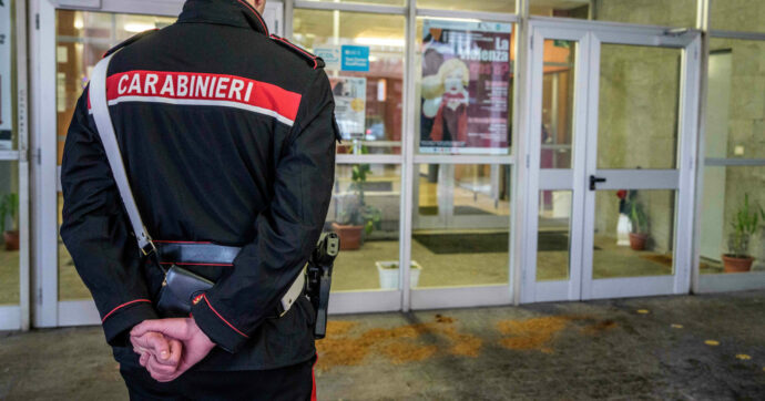 Studente di 18 anni aggredito da tre coetanei e accoltellato fuori dalla scuola a Sesto San Giovanni: ferito all’addome