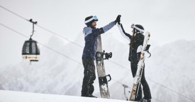 Copertina di Natale sulla neve last minute: dove andare tra Alto Adige, Valtellina e Valle d’Aosta per una pausa tra sci, relax, ciaspolate e rifugi alpini