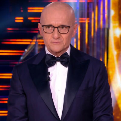 Copertina di Alfonso Signorini lascia la direzione di “Chi”: “È il momento di farlo, inizio una nuova vita. Corona? Lo squallore si commenta da solo”