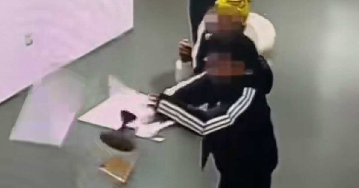 Bimbo colpisce la teca del museo e fa cadere la corona d’oro dal valore di 300 mila euro: il danno da migliaia di euro per una foto