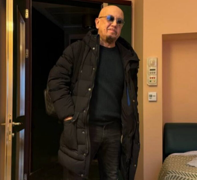 “Evito la foto dal letto d’ospedale, ora inizia il silenzio”: Enrico Ruggeri si mostra sui social dopo l’operazione per un polipo alla gola
