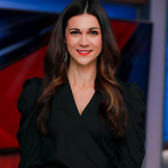 La giornalista sportiva Christina Chambers trovata morta in casa assieme al marito Johnny Rimes: “Con loro c’era il figlio di 3 anni, illeso”. Indagini in corso