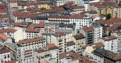 Copertina di Amministratori laureati, stop ai contanti e per i morosi pagano tutti: ecco la riforma dei condomini voluta da Fdi